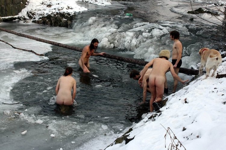 Голые купаются в проруби