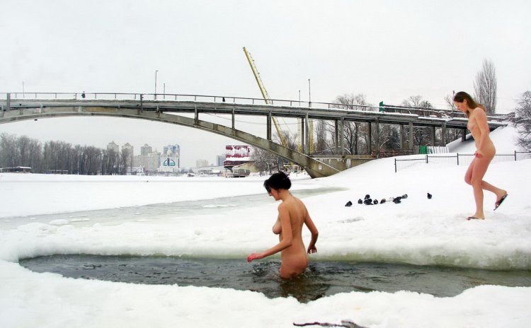 Голые девки купаются в проруби