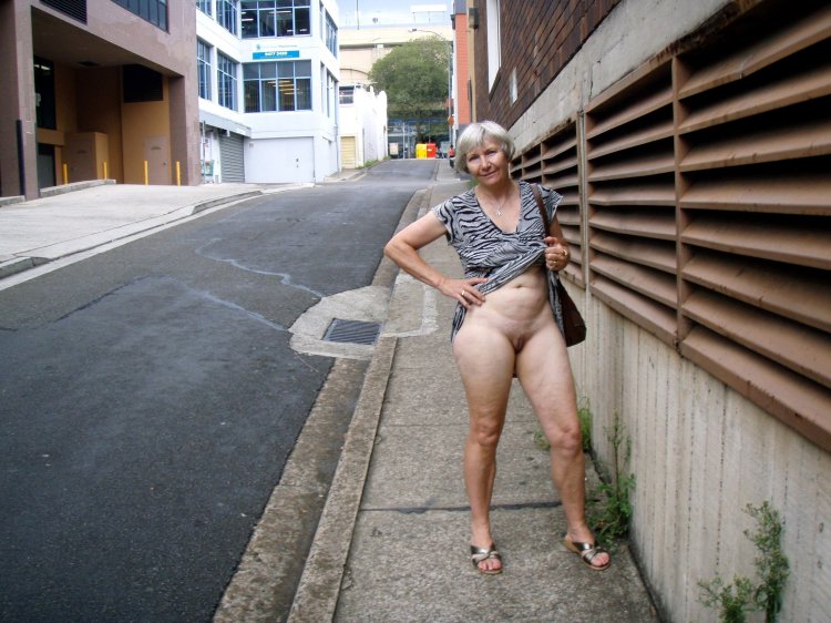 Голые женщины в возрасте на улице